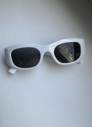 Окуляри сонцезахисні в білій оправі в стилі balenciaga