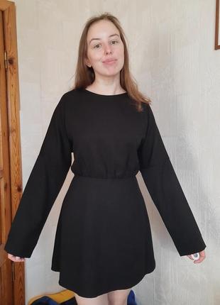 Чорне плаття з вирізом на спині3 фото