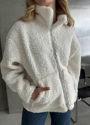 Базовая курточка из экомеха овчина без подкладки, белая куртка кофта на молнии с карманами барашек4 фото