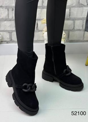 Зимові жіночі замшеві ботинки чорного кольору, трендові жіночі ботинки декором на блискавці