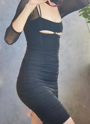 Черное бандажное платье с прозрачными рукавами и вырезом на груди2 фото