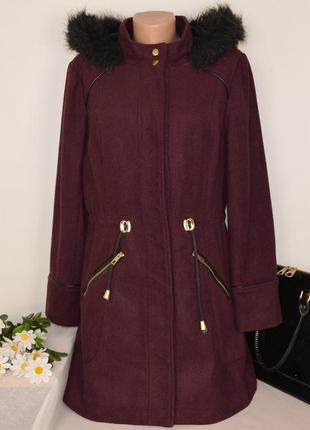 Брендовое бордовое демисезонное пальто с меховым капюшоном и карманами atmosphere1 фото