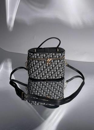 Женская сумка christian dior travel  в светлом сером цвете текстиль форма  ю цилиндр новинка года кристиан диор6 фото