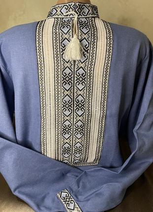 Стильна чоловіча вишиванка на синьому полотні ручної роботи. ч-17466 фото