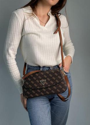 Жіноча сумка багет guess cordelia в шоколадному кольорі бренда гесс2 фото