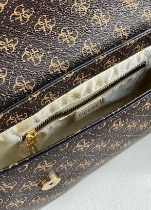 Жіноча сумка багет guess cordelia в шоколадному кольорі бренда гесс9 фото