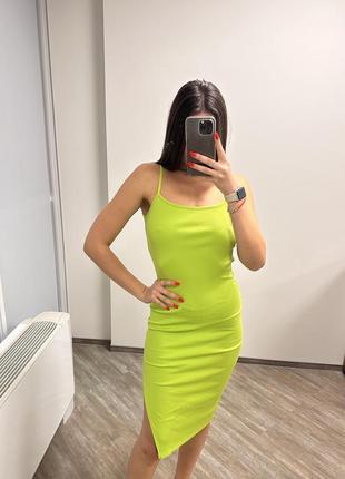 Сукня на бретельках з вирізом