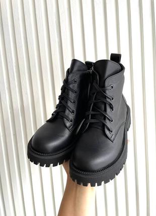 Короткие аккуратные черные ботинки из натуральной кожи, спереди на шнуровке, сбоку на замке5 фото