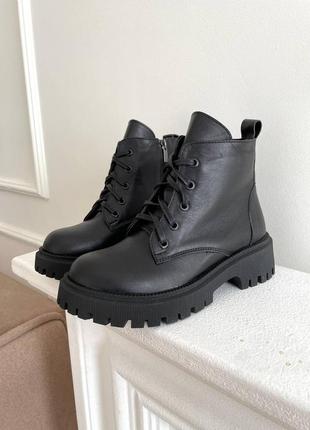 Короткие аккуратные черные ботинки из натуральной кожи, спереди на шнуровке, сбоку на замке7 фото