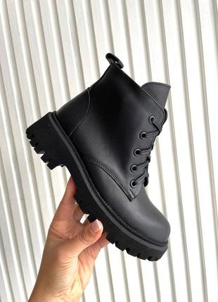 Короткие аккуратные черные ботинки из натуральной кожи, спереди на шнуровке, сбоку на замке3 фото