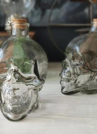 Стеклянная бутылочка "череп".1 фото