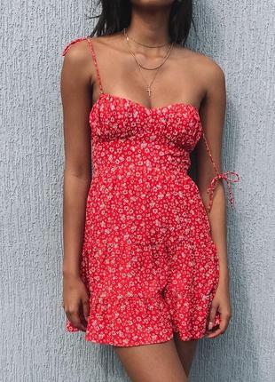 Червона міні сукня в квітковий принт на бретелях від бренду shein1 фото