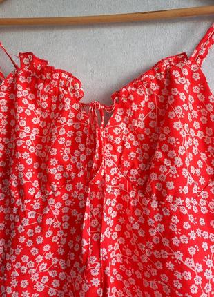 Красное мини платье в цветочный принт на бретелях от бренда shein6 фото
