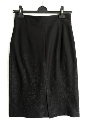 Черная юбка-карандаш до колена с вышивкой прошва3 фото