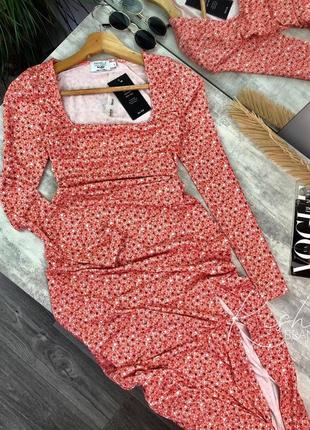 Длинное платье с квадратным вырезом длинным рукавом и боковым разрезом