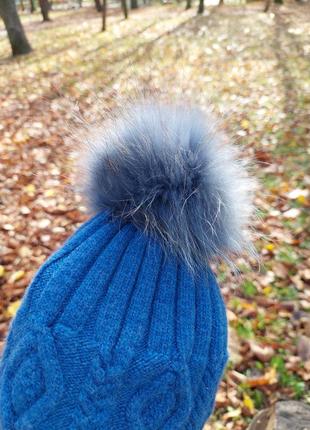 Голубая шапка с косами с натуральным бубоном2 фото