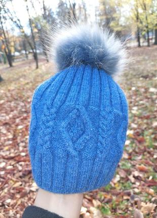 Голубая шапка с косами с натуральным бубоном6 фото