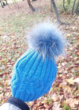 Голубая шапка с косами с натуральным бубоном8 фото