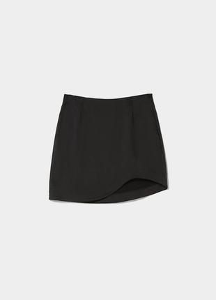 Черная атласная мини юбка bershka с разрезом на ноге, базовая черная мини юбка с акцентом1 фото