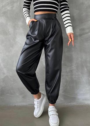 Кожаные брюки карго джоггеры на резинках стильные из матовой искусственной эко кожи брюки на высокой посадке черные коричневые1 фото