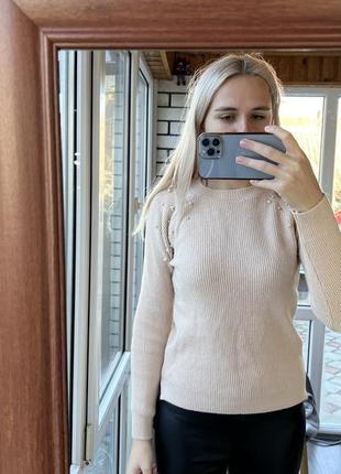 Бежевий светр з перлинами
