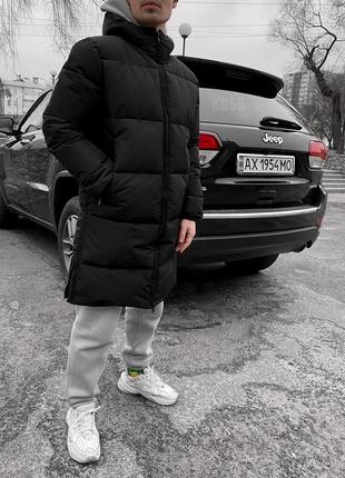 Чоловічий довгий теплий чорний пуховик плащівка з блискавками з боків
