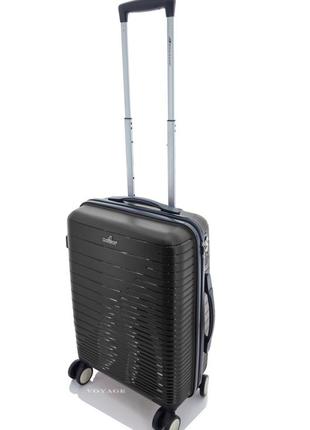 Дорожный пластиковый чемодан ручная кладь s madisson на 4-х колесах черный