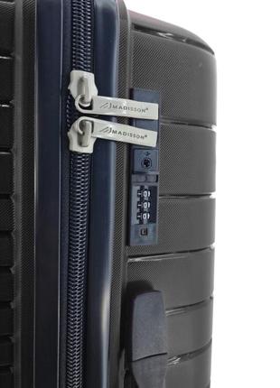 Дорожный пластиковый чемодан ручная кладь s madisson на 4-х колесах черный4 фото