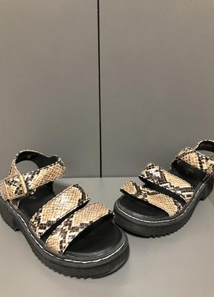 Змеиный принт сандалы босоножки сандалии для девочки стильные модные