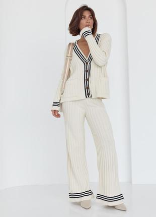 Вязаный женский костюм в рубчик с кардиганом и брюками4 фото