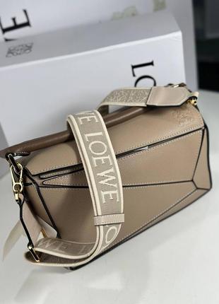 Сумка женская кожаная бежевая широким ремнем брендовая в стиле loewe