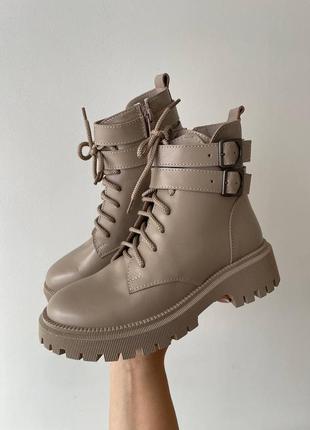 Лаконичные бежевые ботинки