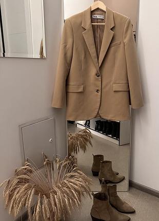 Фантастичний піджак із щільної тканини від бренду zara