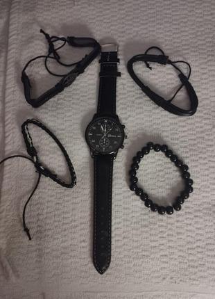Чоловічий кварцовий годинник та наручні браслети.