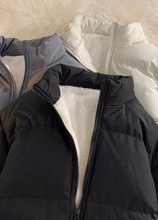 Жіноча трендова оверсайз крою біла куртка підкладка на хутрі 20232 фото