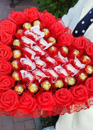 Букет из конфет на праздник, конфетный букет rafaello та ferrero rocher в форме сердца с розами