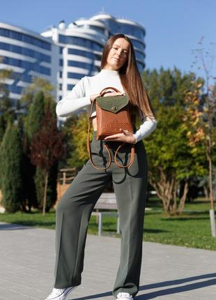 Кожаный женский рюкзак-сумка вектор оливковый с рыжим5 фото