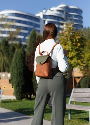 Кожаный женский рюкзак-сумка вектор оливковый с рыжим3 фото
