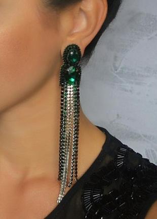 Длинные нарядные зеленые серьги клипсы со стразовыми цепями цепочками2 фото
