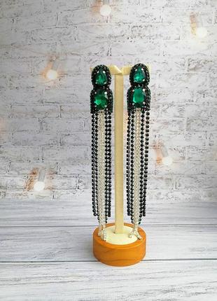 Длинные нарядные зеленые серьги клипсы со стразовыми цепями цепочками3 фото
