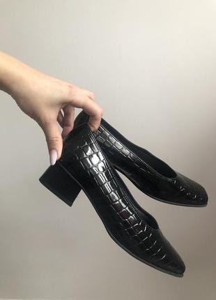 Новые лаковые туфли с тиснением под кожу крокодила