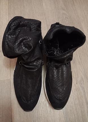 Кроссовки женские