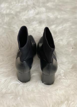 Стильные ботинки stradivarius, черного цвета на удобных каблуках4 фото