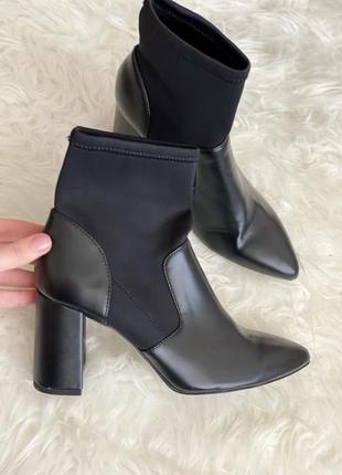 Стильные ботинки stradivarius, черного цвета на удобных каблуках5 фото