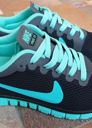 Кроссовки женские