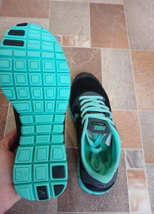 Кроссовки женские