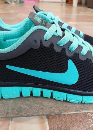 Кроссовки женские