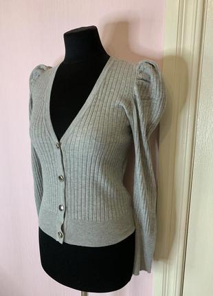 Серый пуловер кардиган на пуговицах, v-вырез, объемные плечи рукава3 фото
