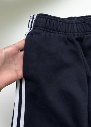 Теплые спортивные штаны adidas на мальчика6 фото