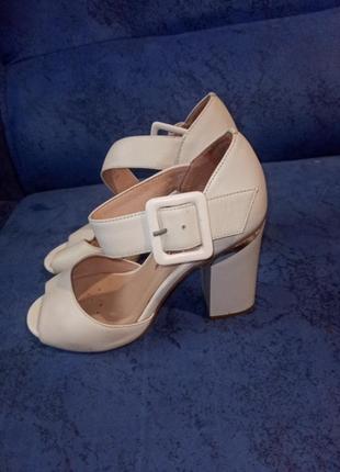 Босоніжки 35р.